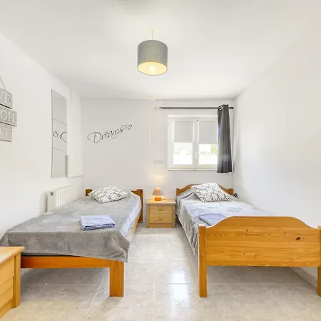 Chavicoto By Interhome * Empuriabrava